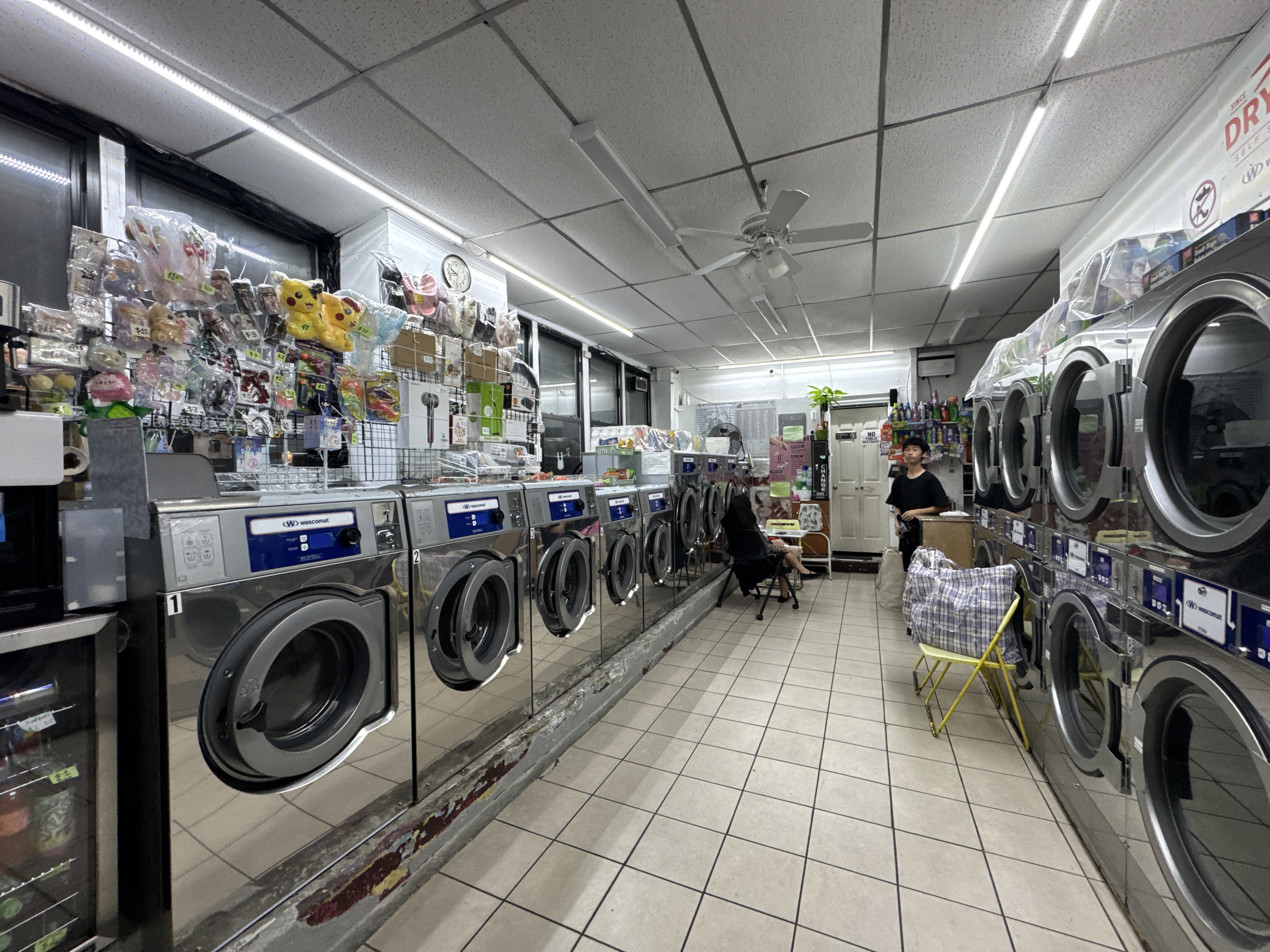 Laundromat in Ridgewood. — thumbnail 3