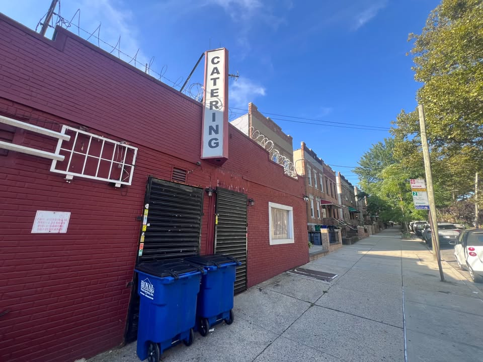 Corner location restaurant for sale on Fresh Pond Rd. — thumbnail 9