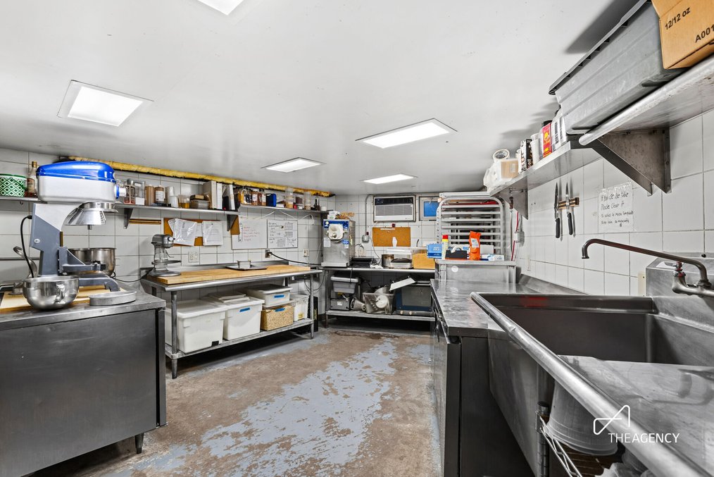 GOURMET MARKET AND CATERING BUSINESS NEAR BARCLAYS CENTER — thumbnail 11
