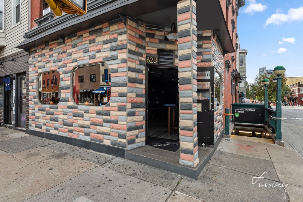 Corner bar in Greenpoint- established and beloved. — thumbnail 5