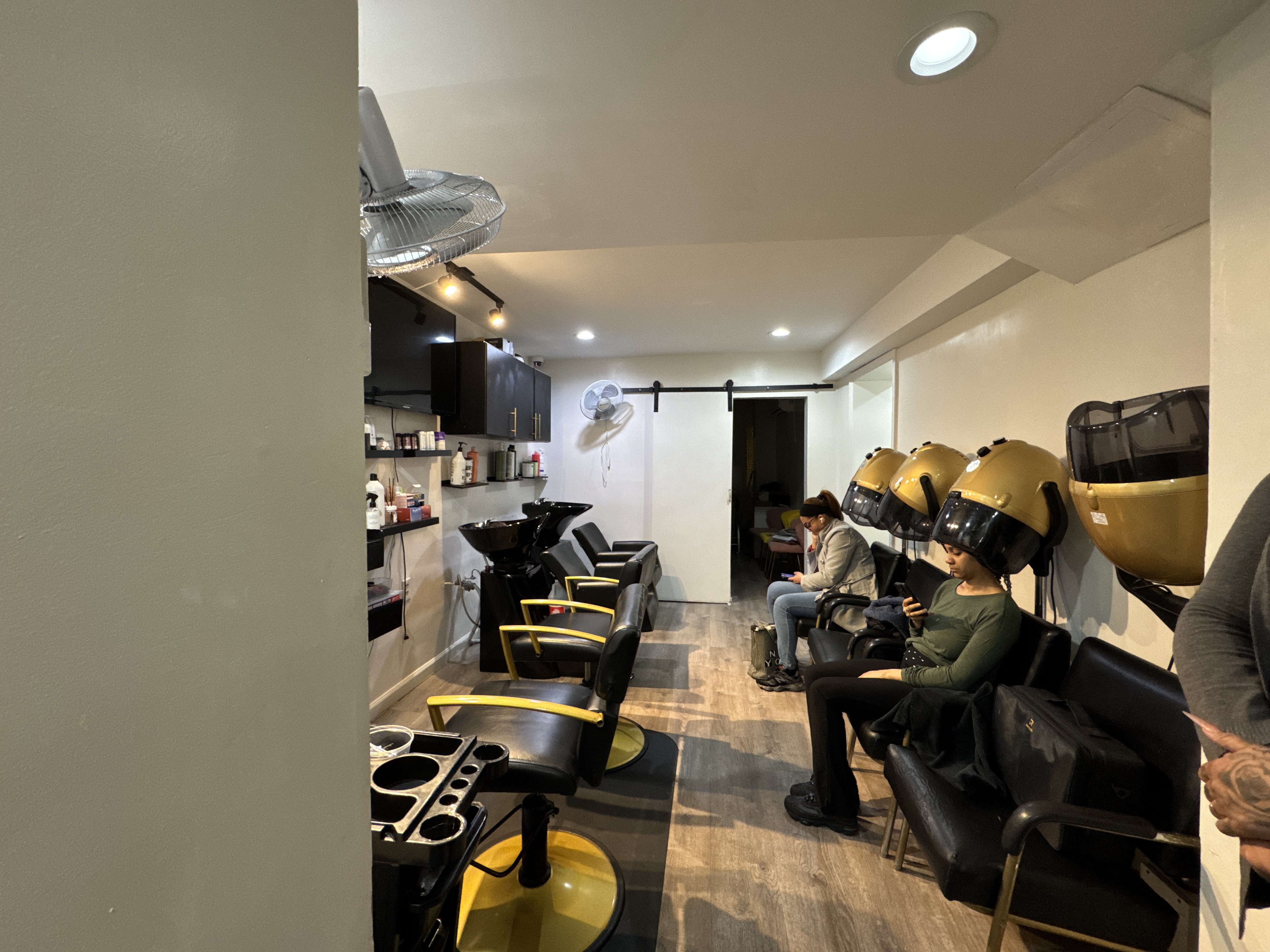 💅 TURNKEY BEAUTY SALON FOR SALE 💇‍♀️✨ — thumbnail 9