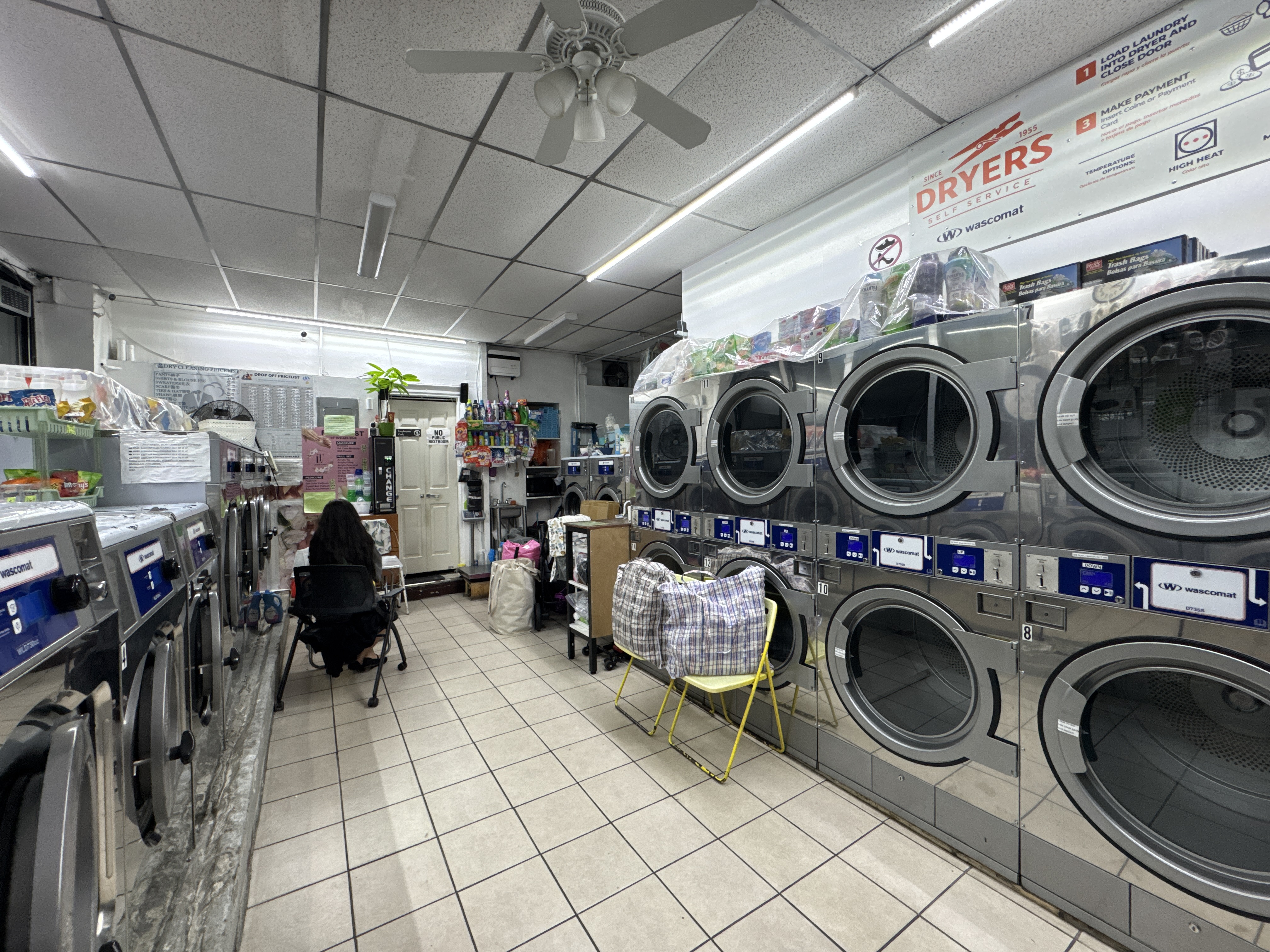 Laundromat in Ridgewood. — thumbnail 2