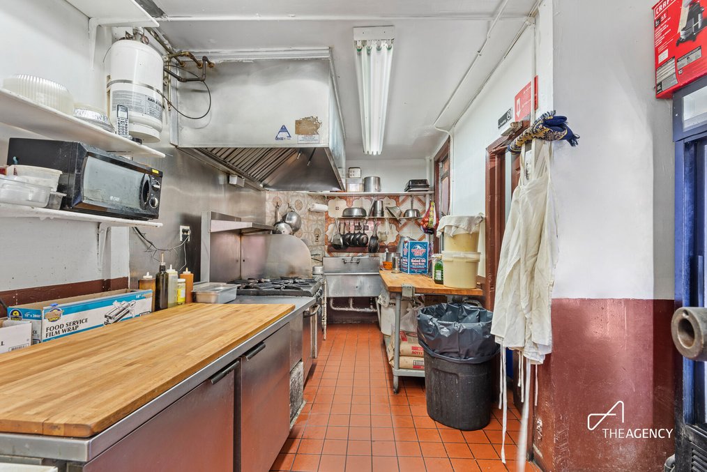25-year running turnkey pizzeria and Italian restaurant — thumbnail 7