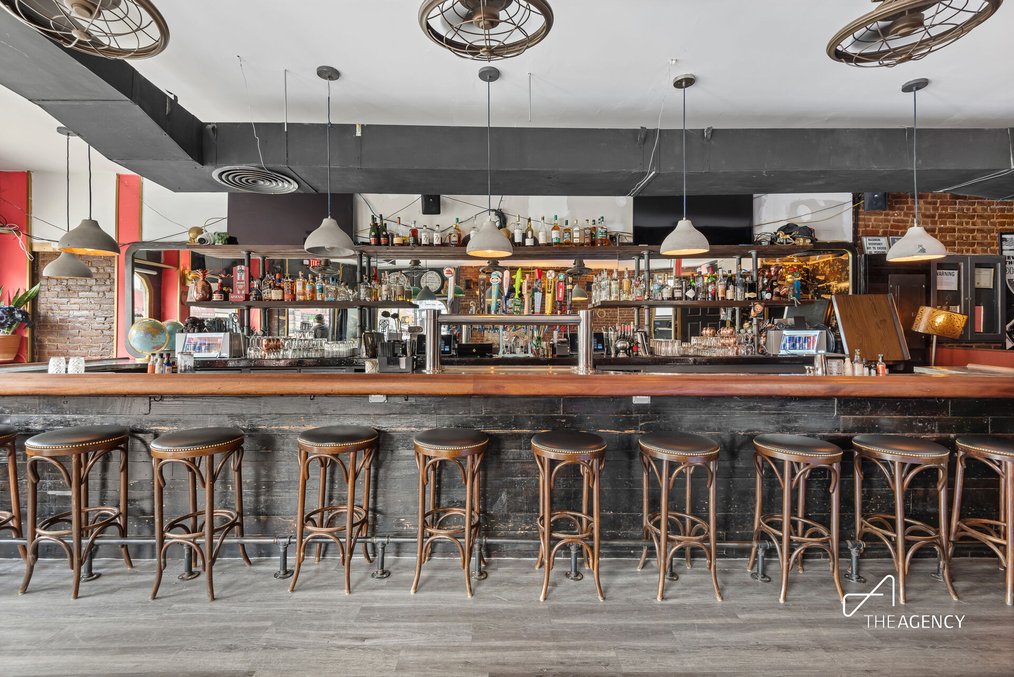 Corner bar in Greenpoint- established and beloved. — thumbnail 3