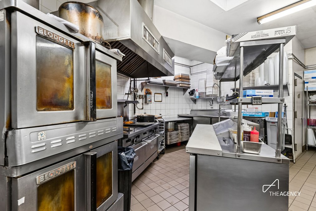 GOURMET MARKET AND CATERING BUSINESS NEAR BARCLAYS CENTER — thumbnail 3