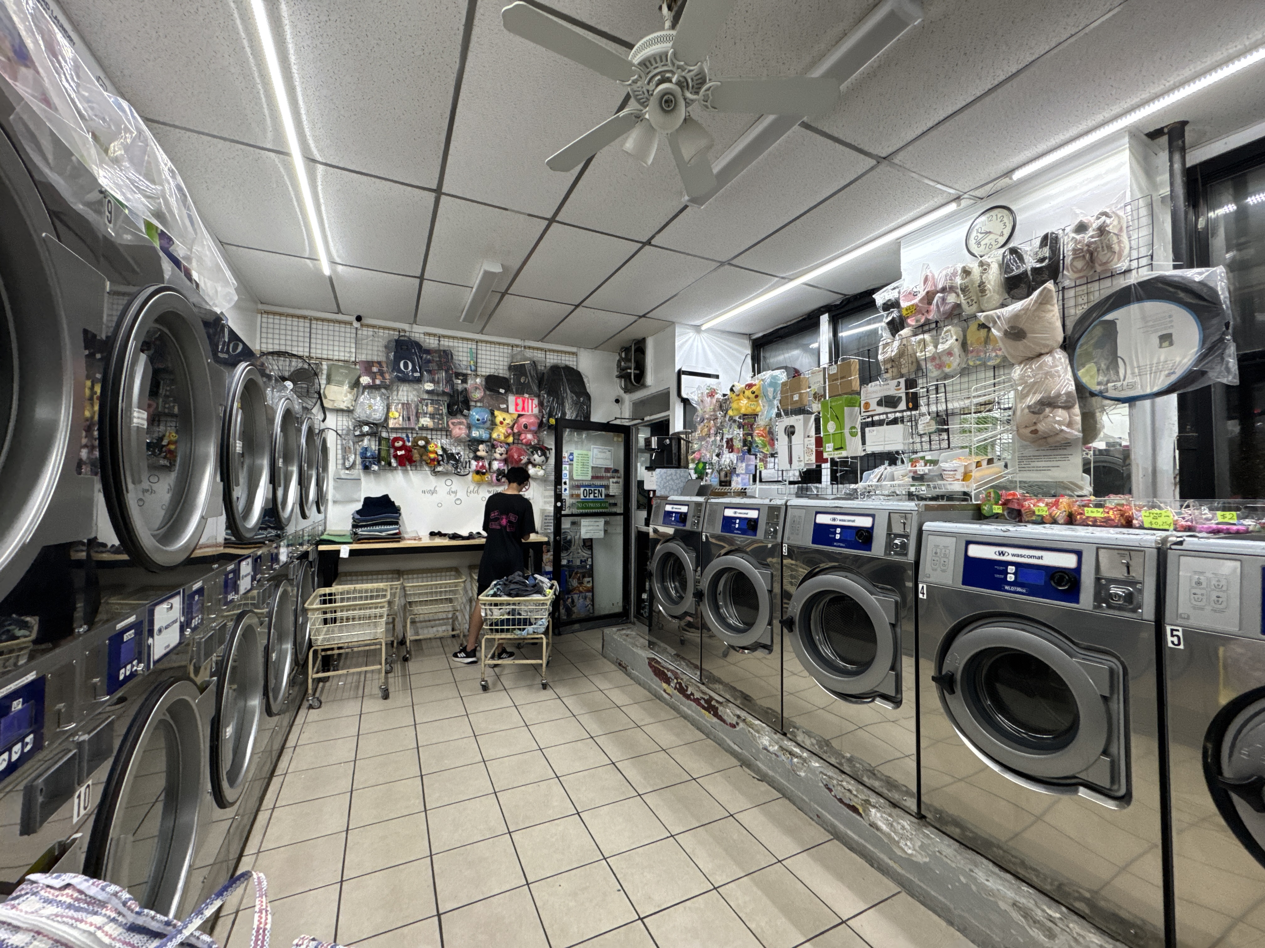 Laundromat in Ridgewood. — thumbnail 7
