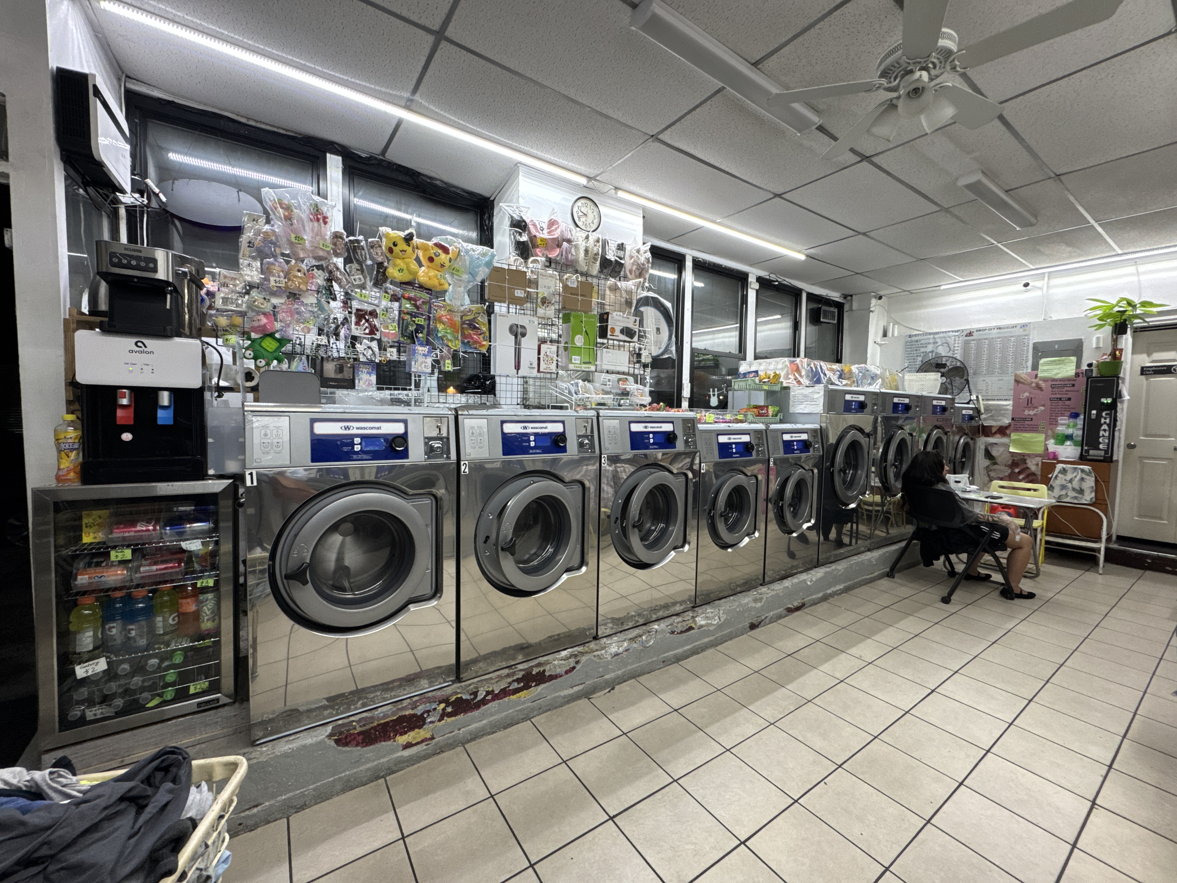 Laundromat in Ridgewood. — thumbnail 9