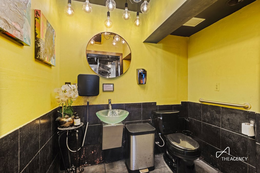 Prime Williamsburg Restaurant Opportunity - Fully Built-Out with Liquor License & Backyard — thumbnail 10