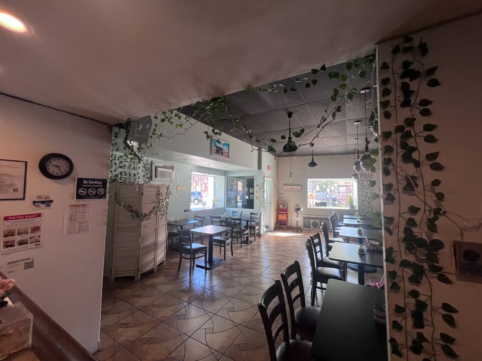 Corner location restaurant for sale on Fresh Pond Rd. — thumbnail 4