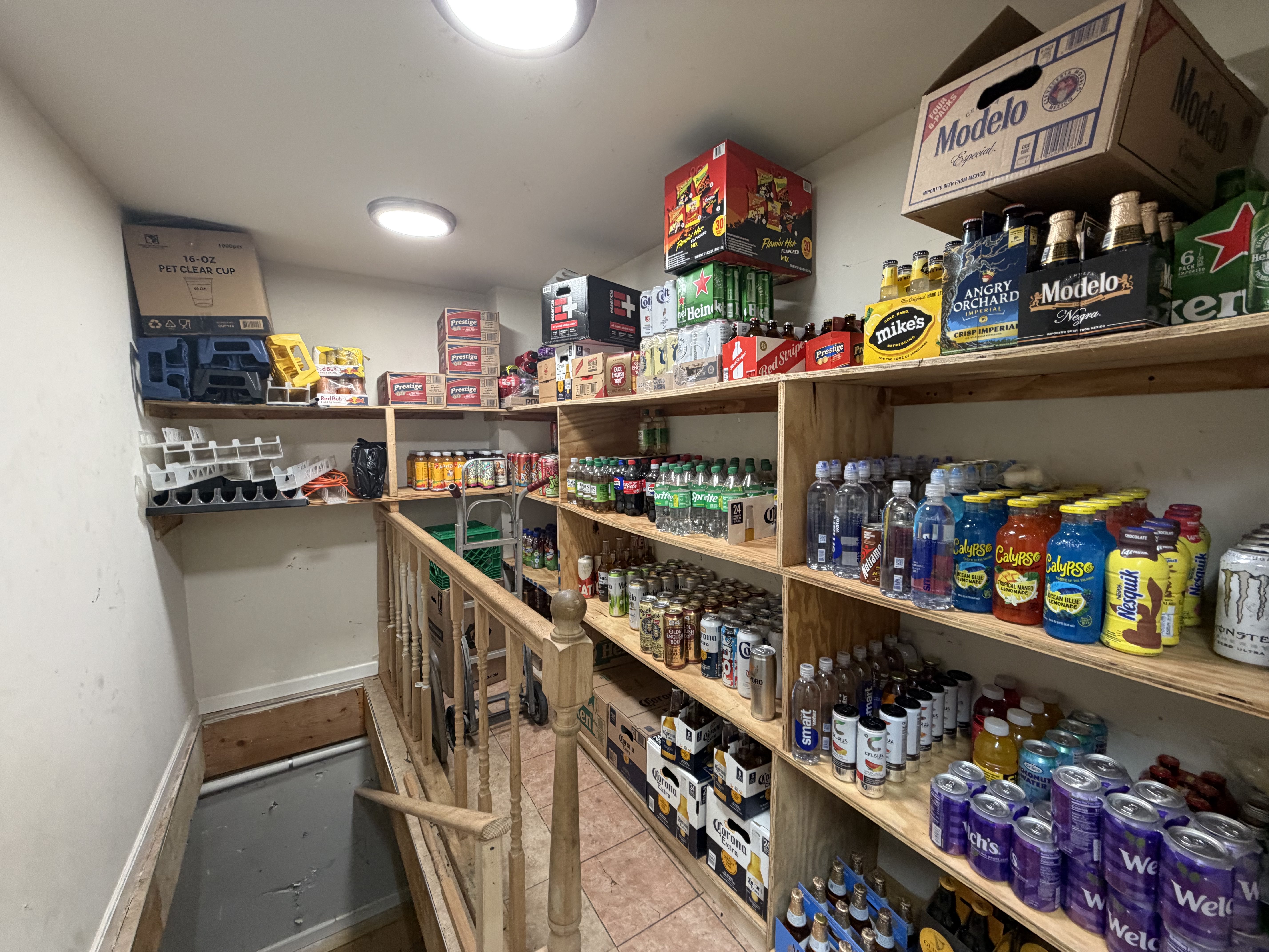 Corner deli for sale on Hollis Ave in St Albans. — thumbnail 9