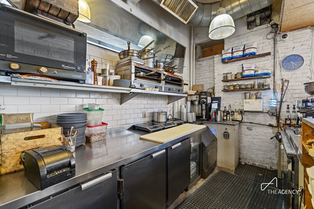 Successful, long-standing restaurant and café in the heart of Prospect Heights — thumbnail 5
