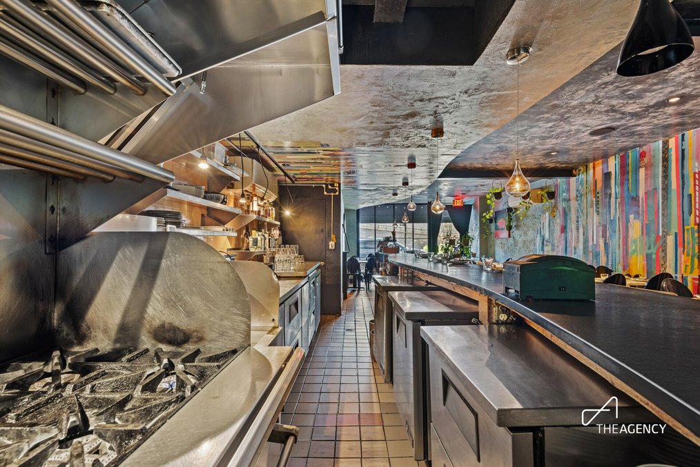 Prime Williamsburg Restaurant Opportunity - Fully Built-Out with Liquor License & Backyard — thumbnail 4