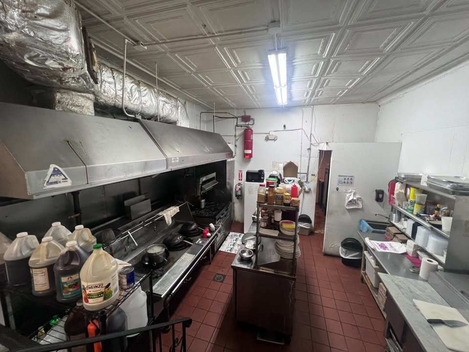 Corner location restaurant for sale on Fresh Pond Rd. — thumbnail 7