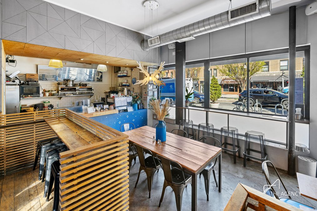 Successful, long-standing restaurant and café in the heart of Prospect Heights — thumbnail 2