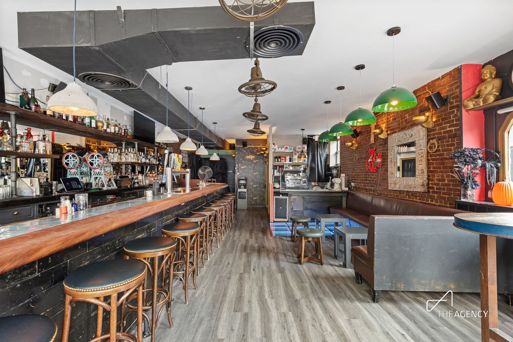 Corner bar in Greenpoint- established and beloved. — thumbnail 4