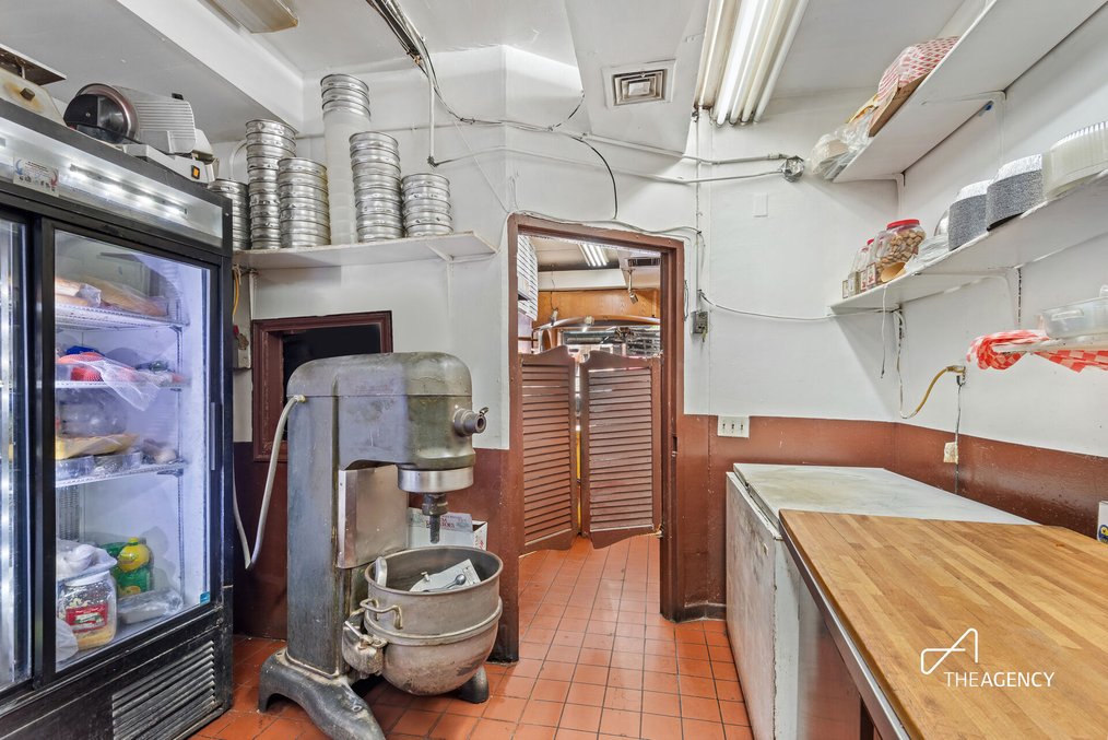 25-year running turnkey pizzeria and Italian restaurant — thumbnail 2